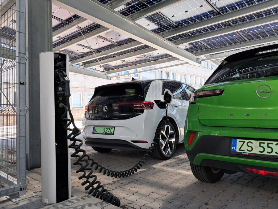 Ładowanie samochodu elektrycznego z fotowoltaiki