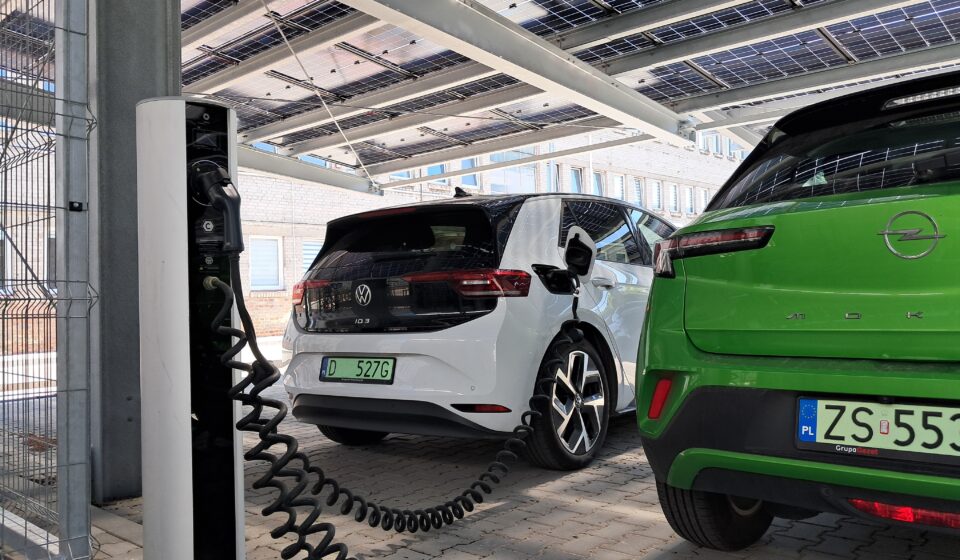 Ładowanie samochodu elektrycznego z fotowoltaiki